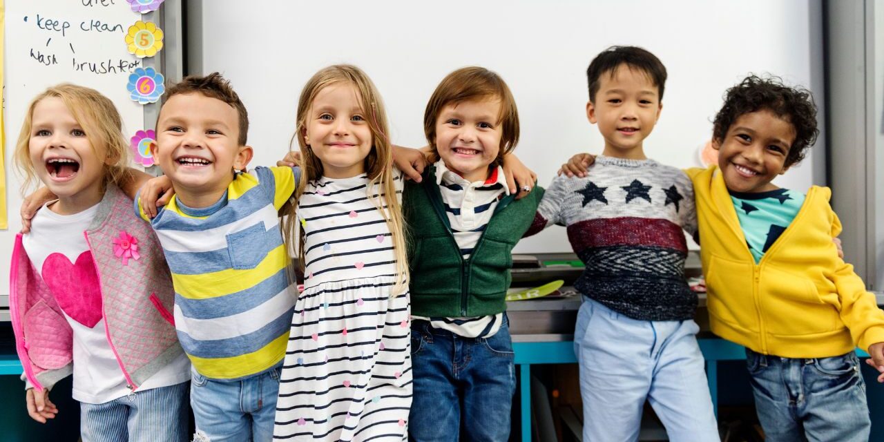 Rola pierwszych przyjaźni w życiu dziecka – jak żłobek wspiera relacje między dziećmi?